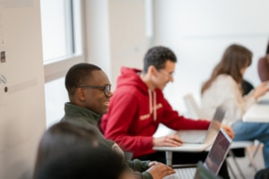 Des étudiants dans une salle de cours, sur leurs ordianteurs