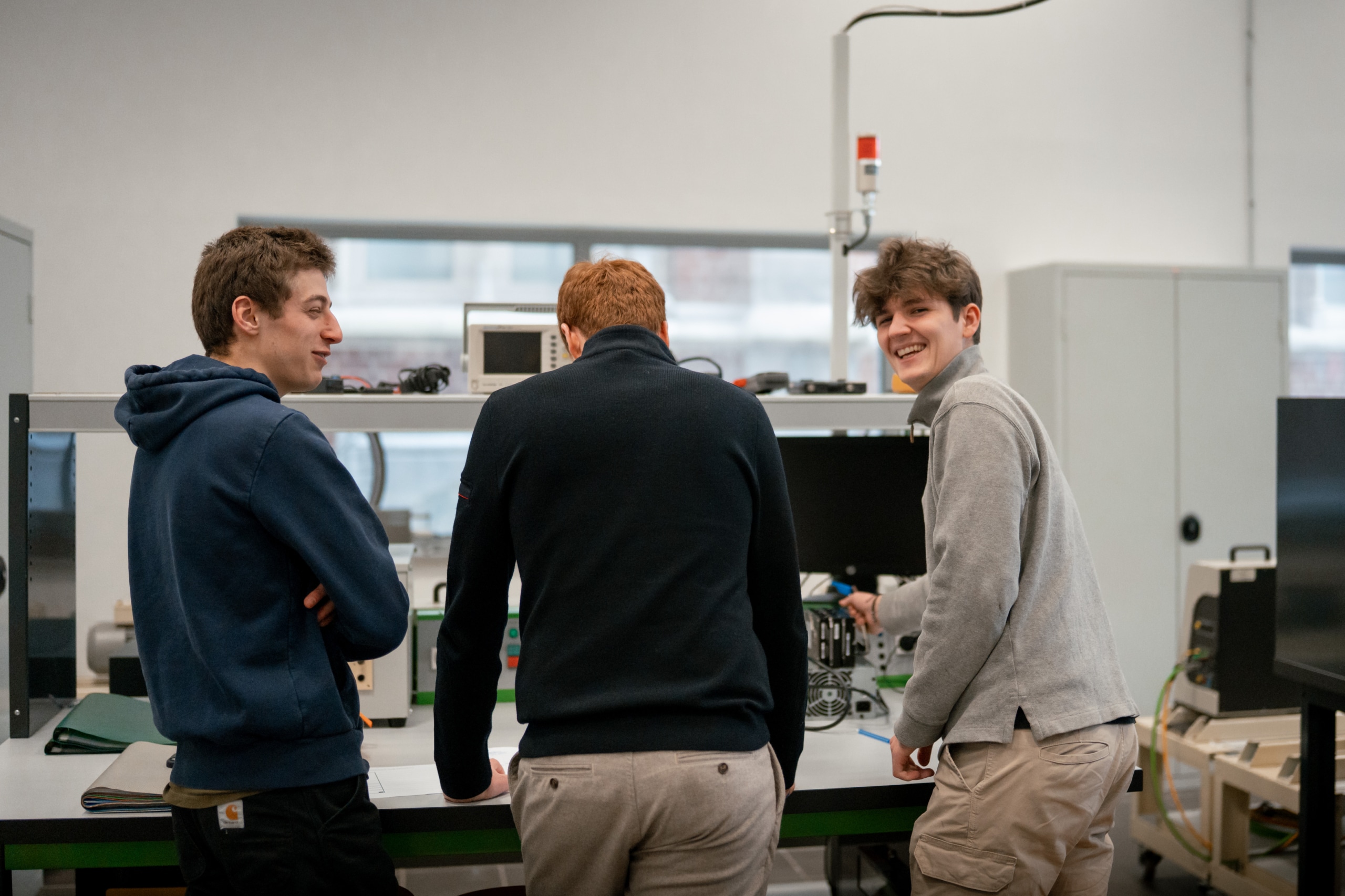 Groupe d'étudiants en projet dans une salle avec ordinateurs