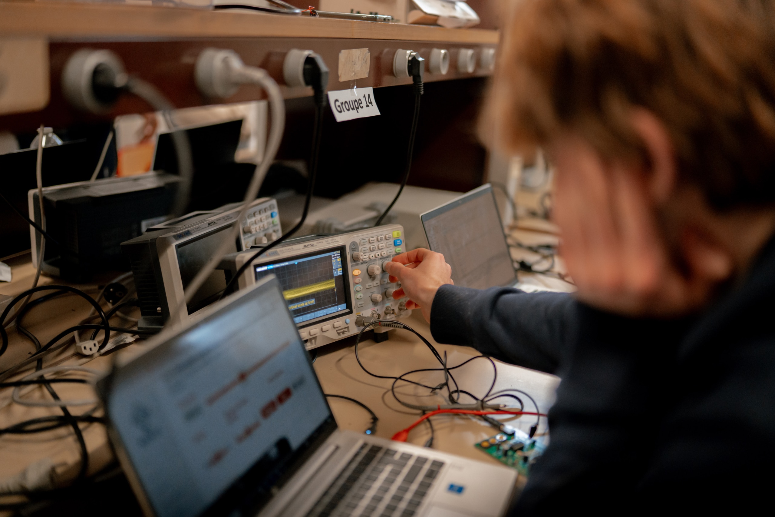 Une machine reliée à un ordinateur