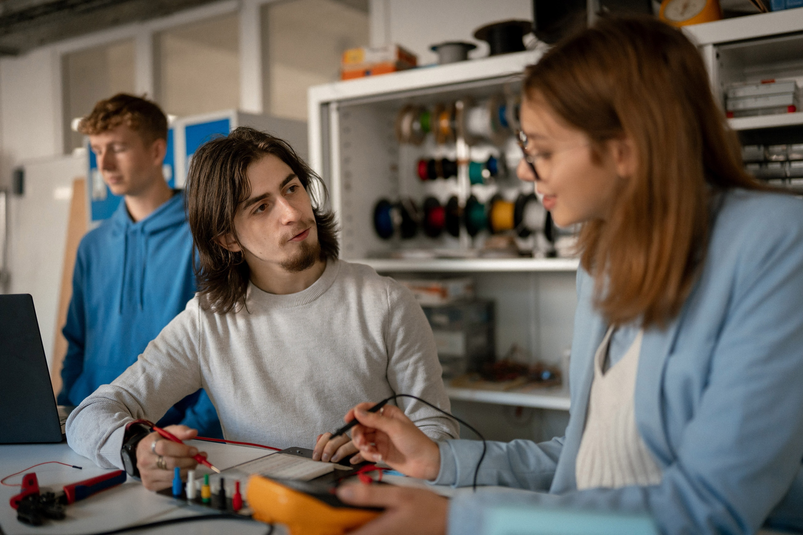 Des étudiants travaillent sur un circuit electrique