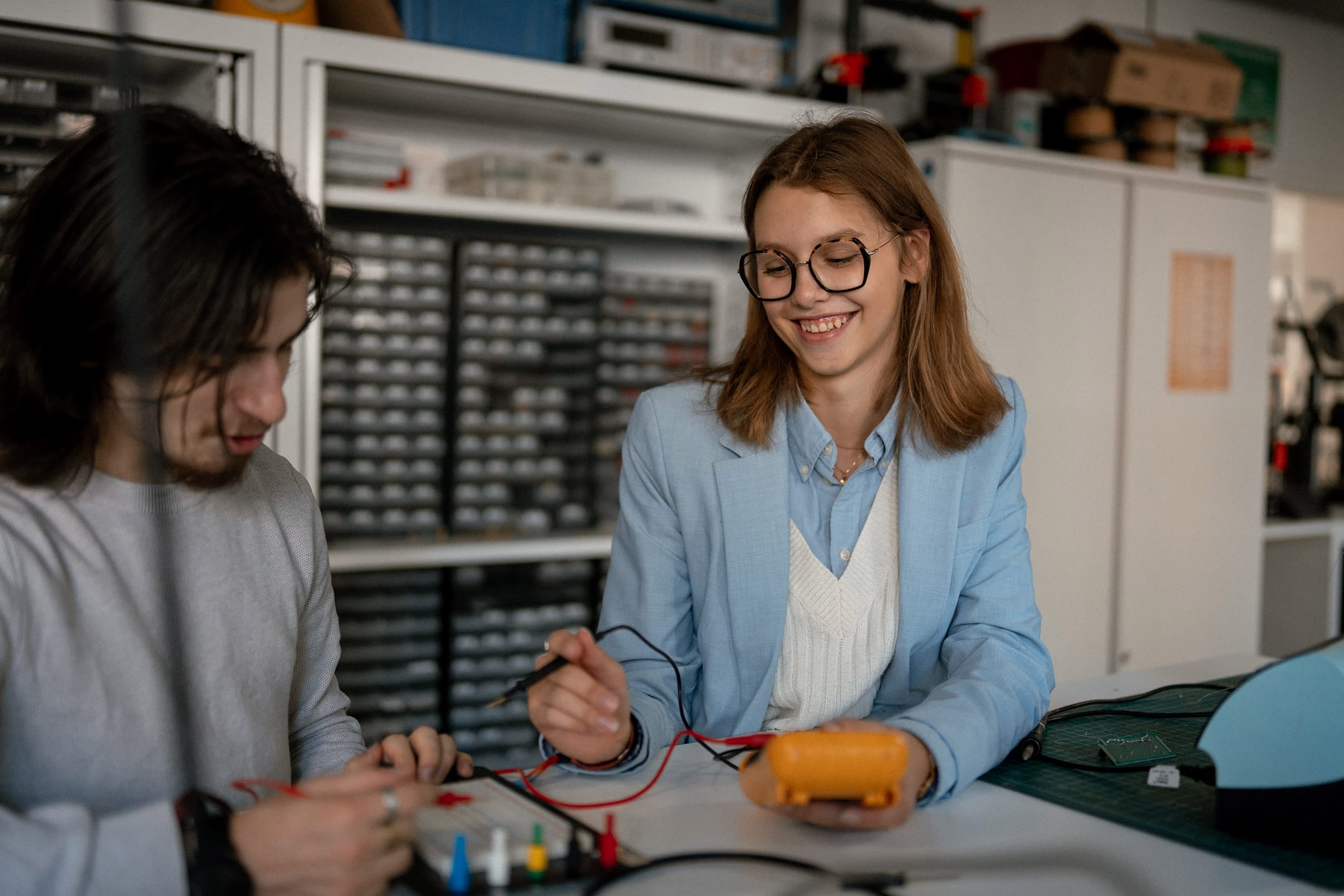 Des étudiants travaillent sur un circuit électrique