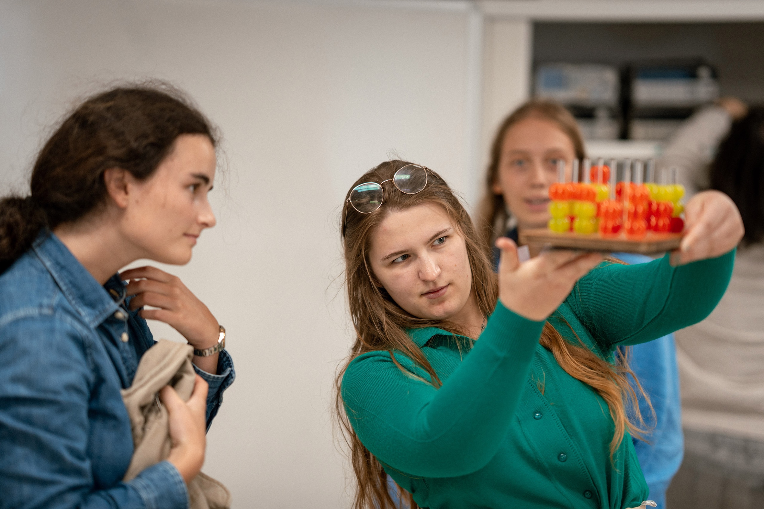 Des étudiants observent une maquette
