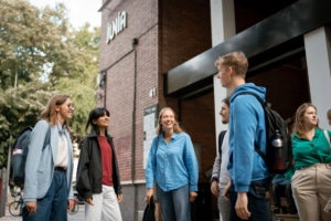 Des étudiants à l'extérieur d'un bâtiment JUNIA