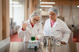 Deux étudiantes font une expérience avec du liquide sur une balance