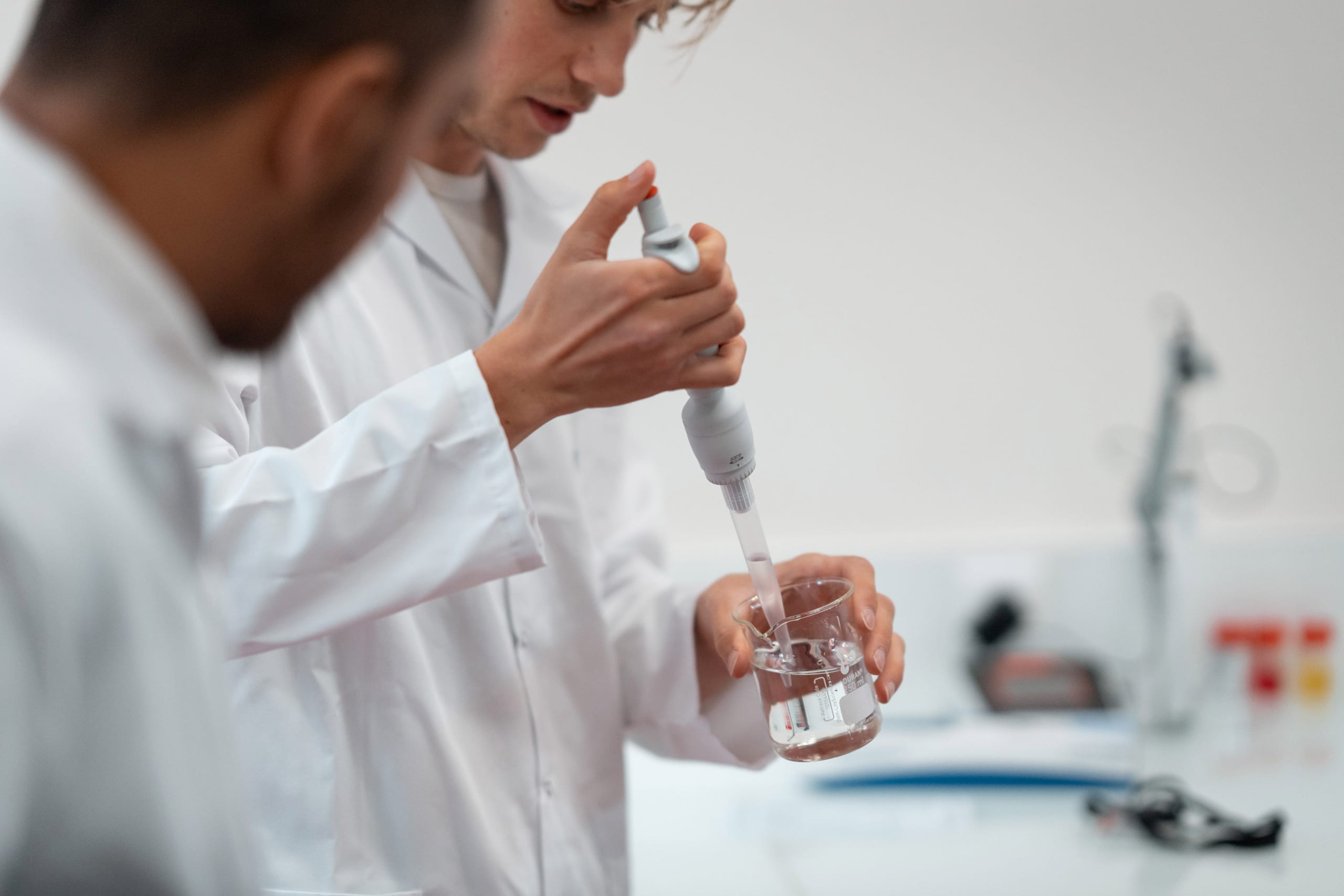 Etudiant qui fait une manipulation avec une pipette
