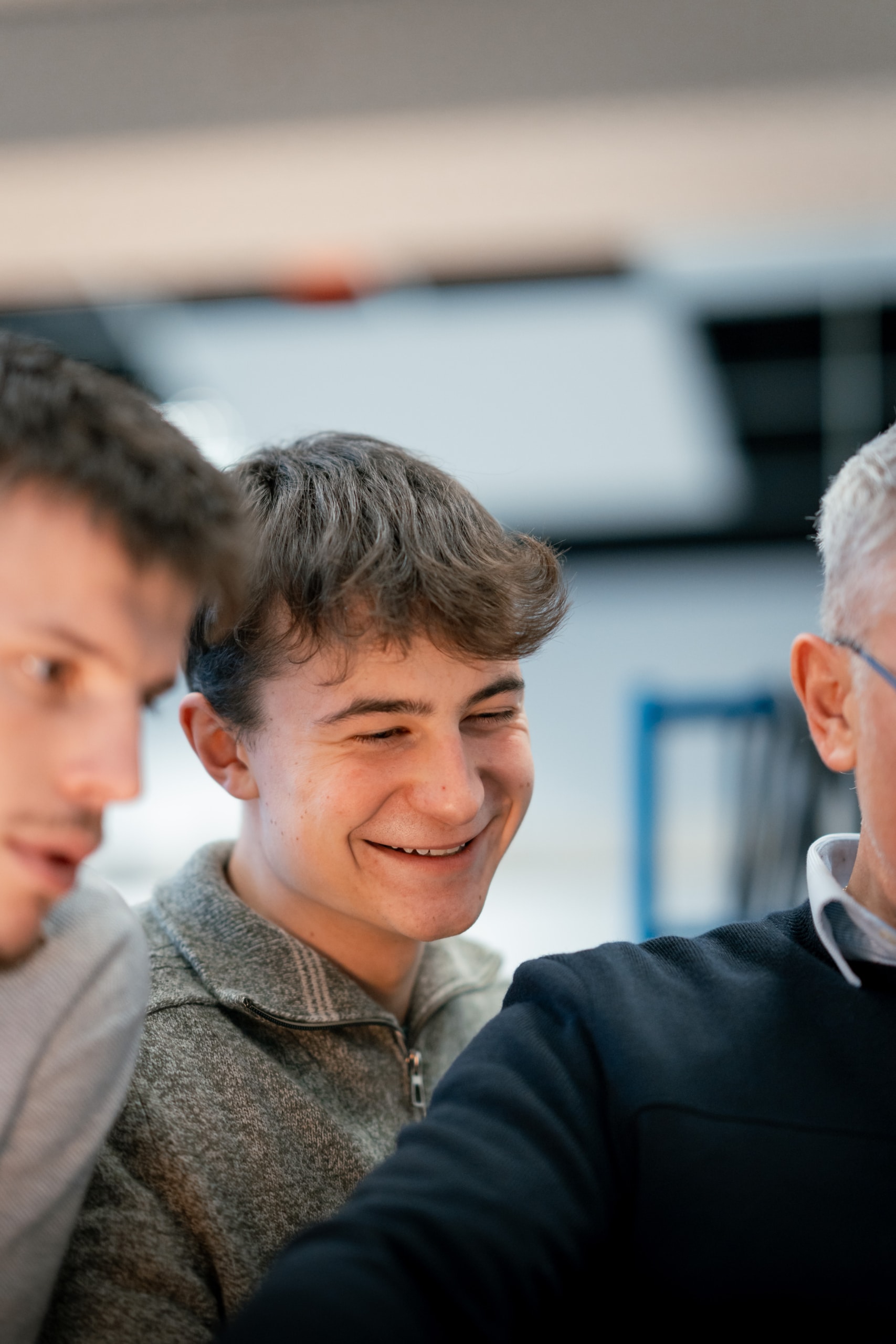 Un étudiant qui sourit