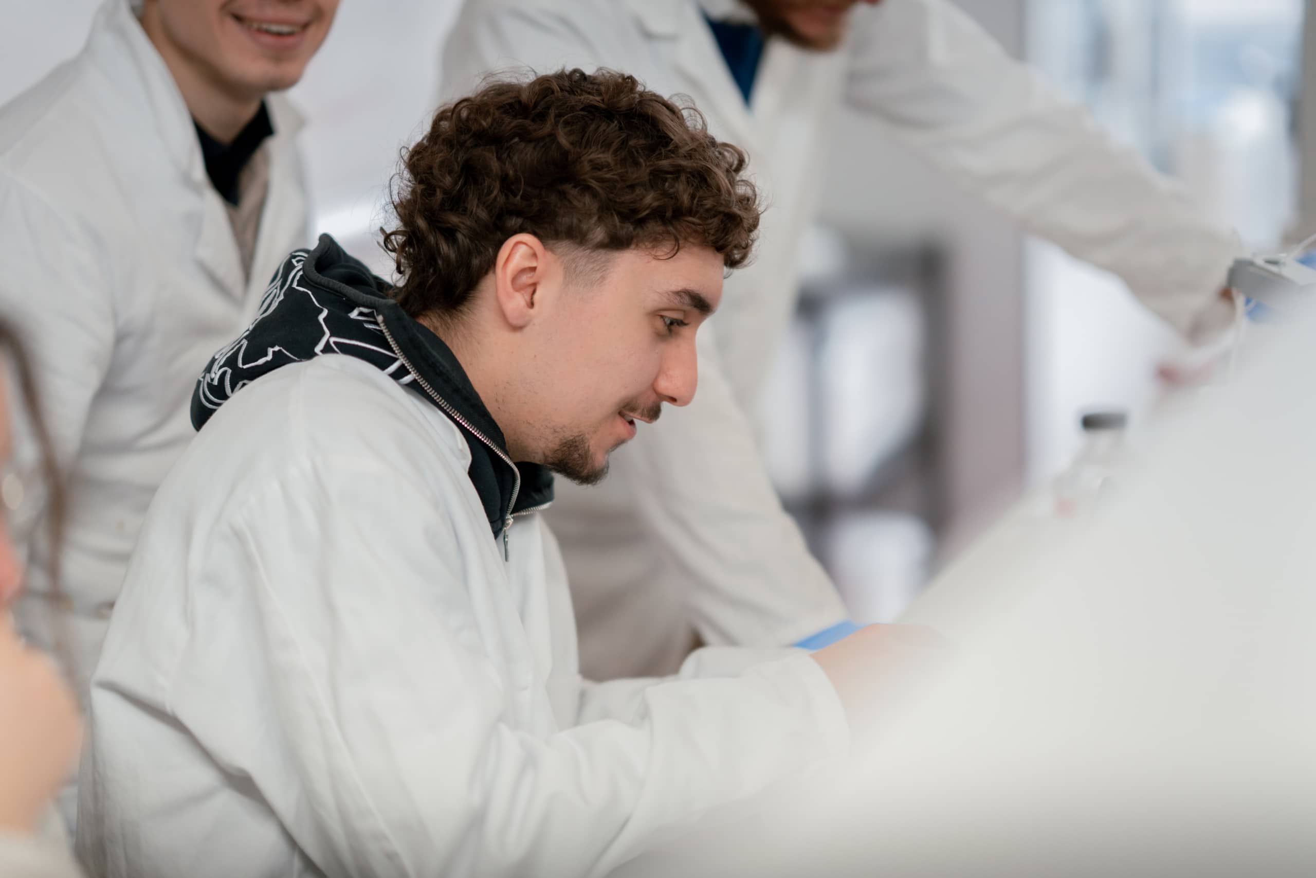 Un étudiant portant une blouse de chimie