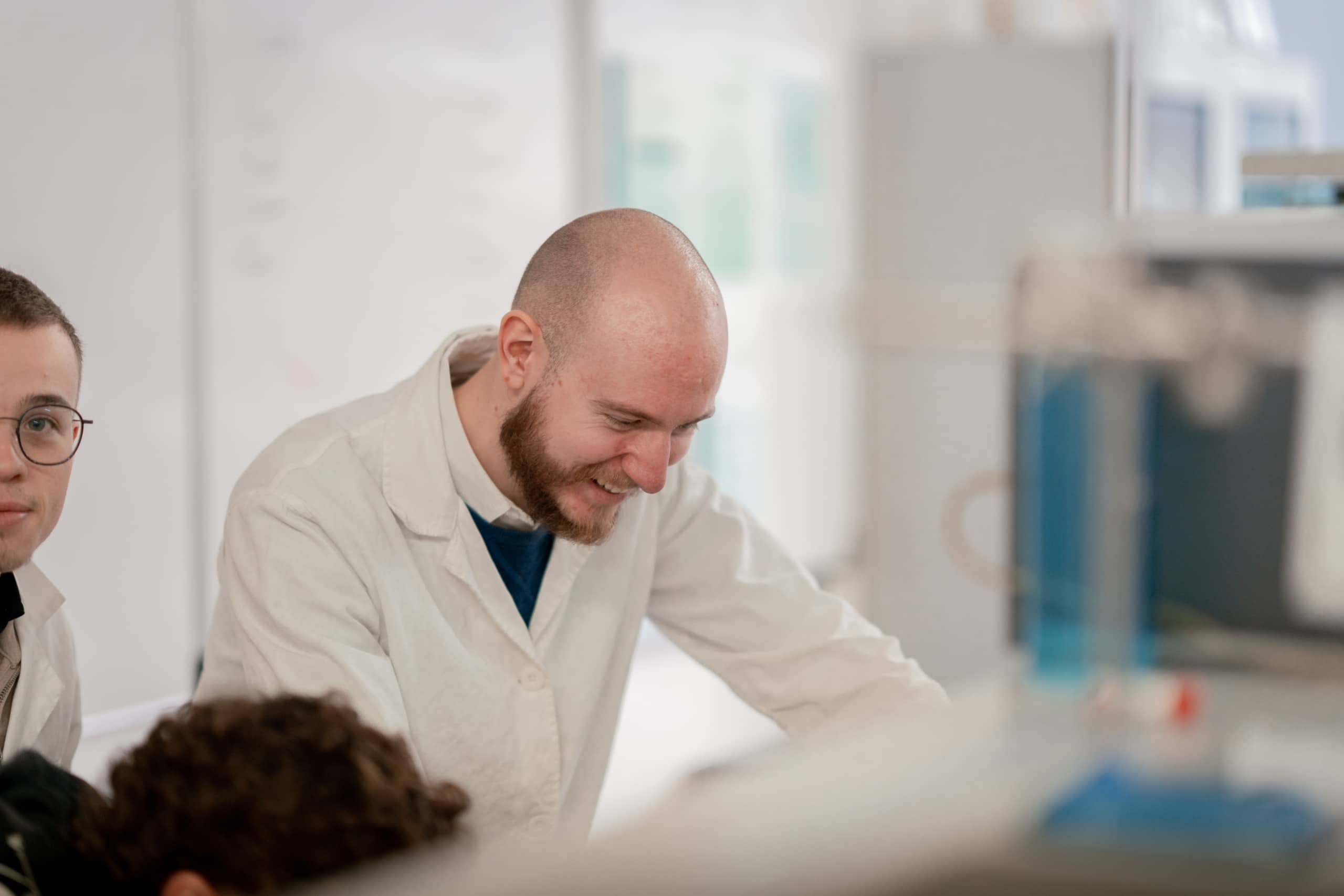 Un étudiant en blouse de chimie