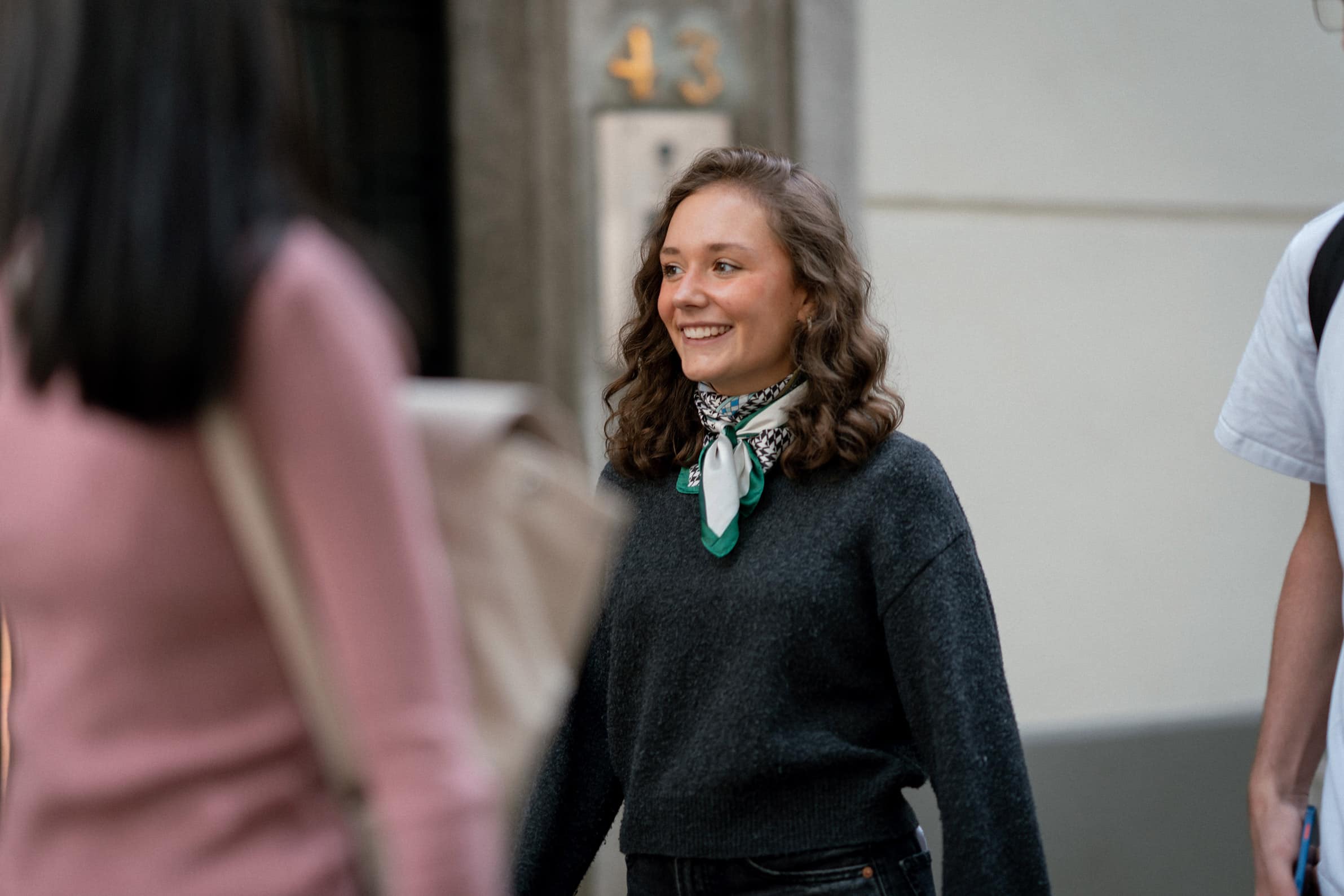 Une étudiante brune avec un foulard