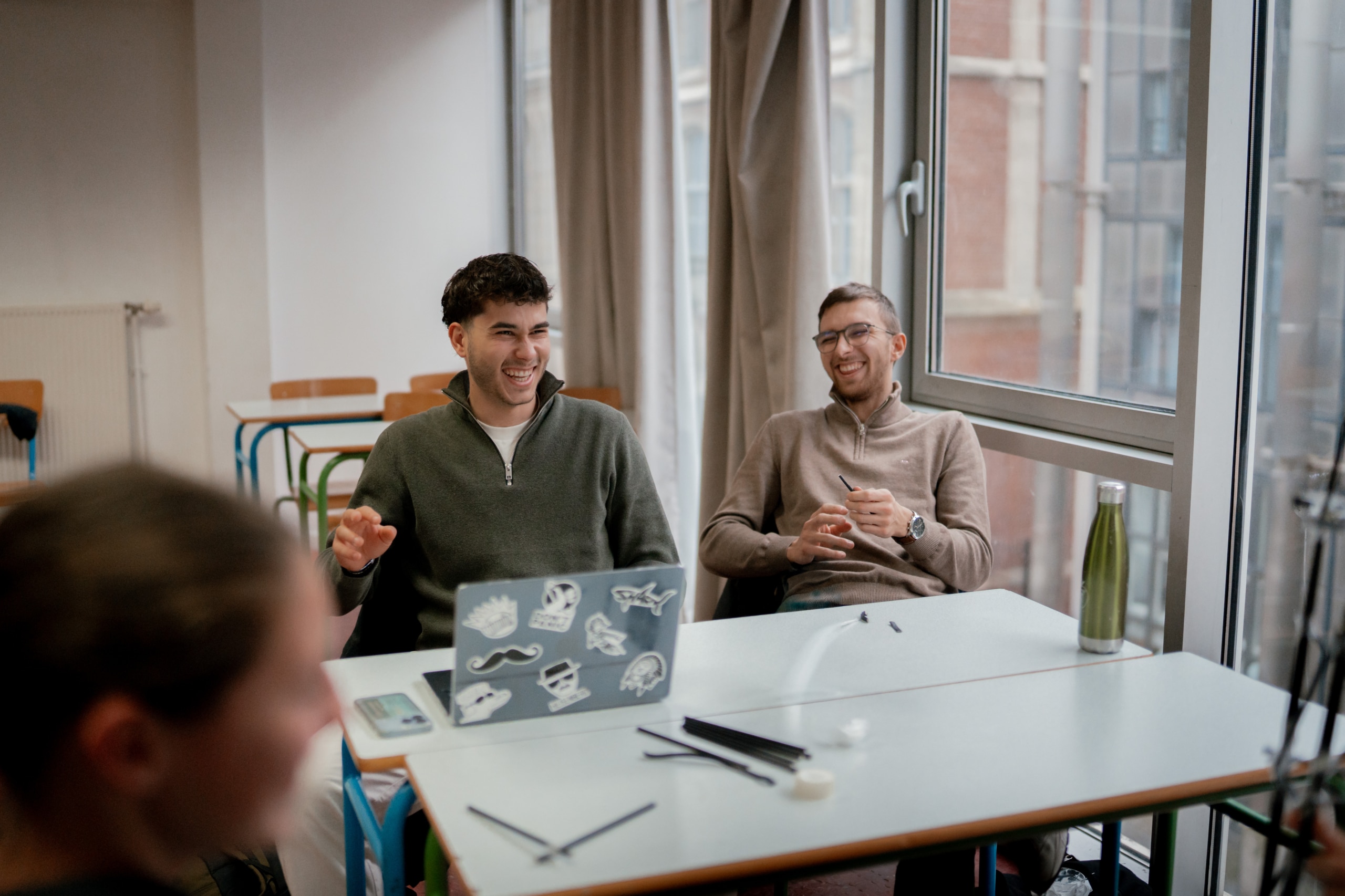 Des étudiants rient autour d'une table