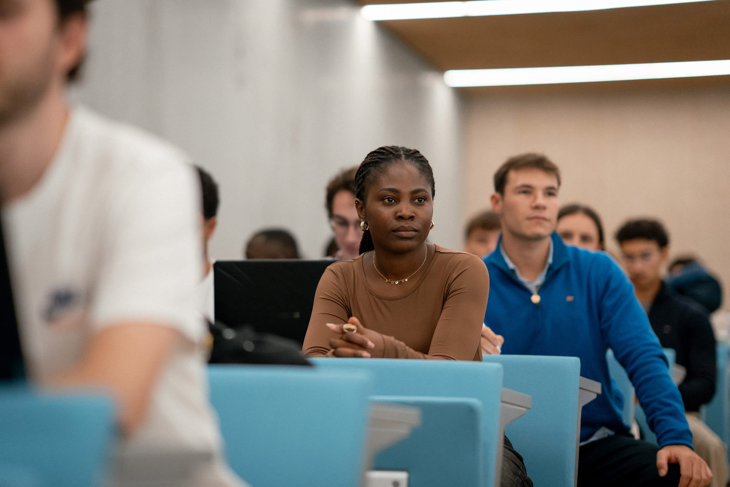 Des étudiants dans un amphi pendant un cours