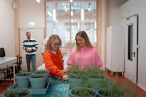 Deux étudiantes avec des cultures et des tomates