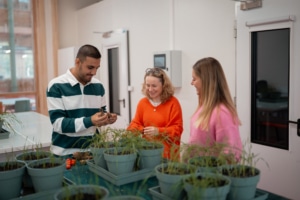 Des étudiants discutent avec des plantes devant eux
