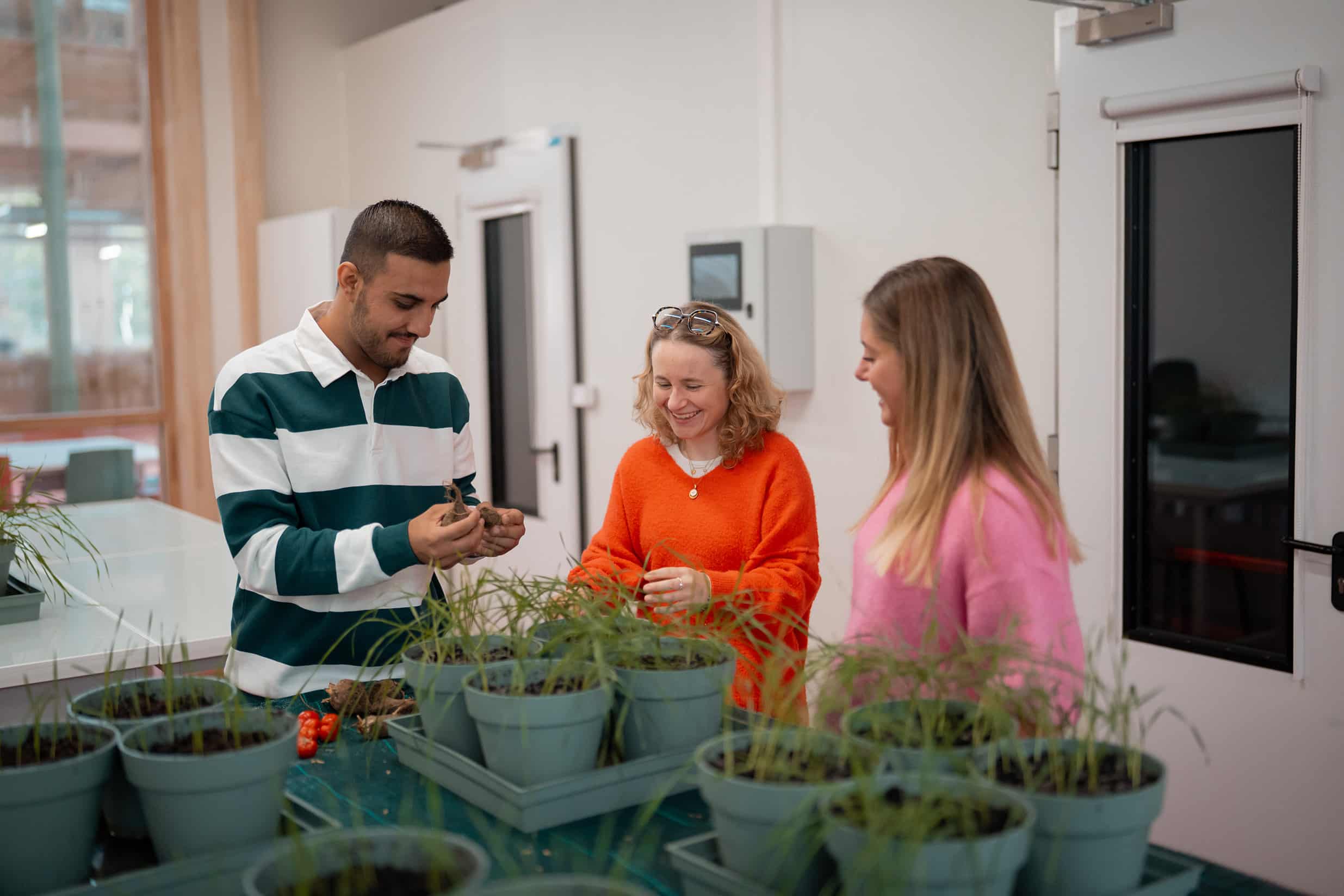 Des étudiants discutent avec des plantes devant eux