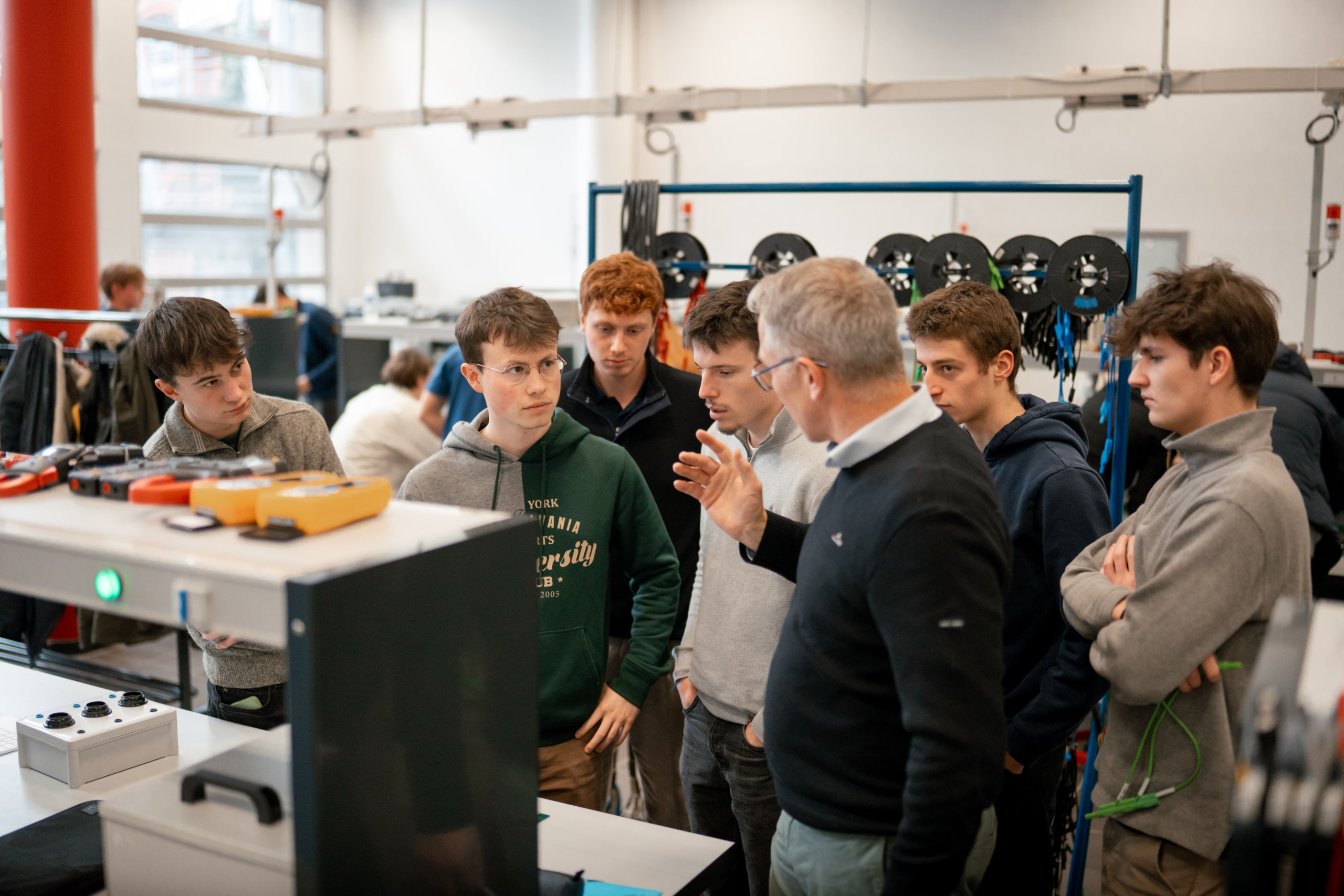 Un groupe d'étudiants écoute un professeur dans un laboratoire