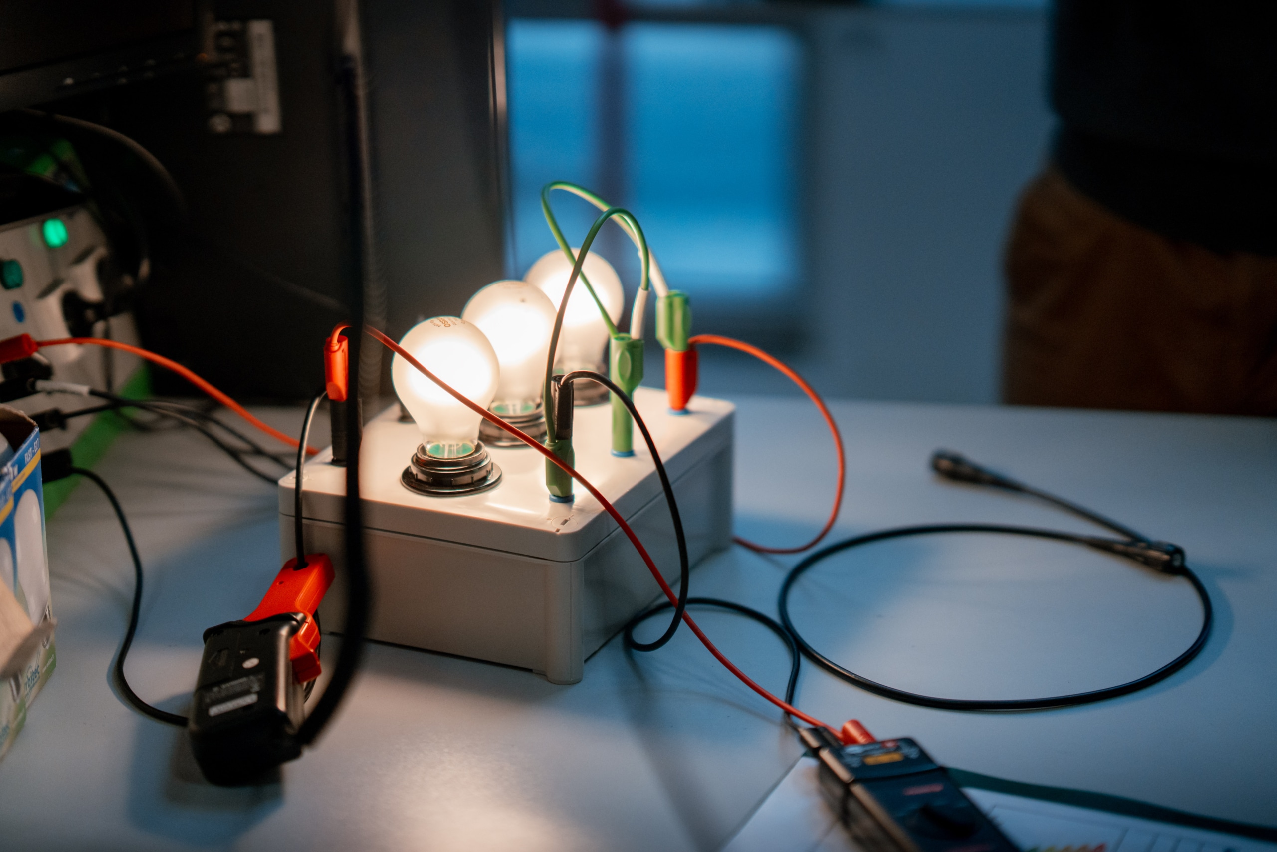 Une installation électrique avec des fils et des ampoules