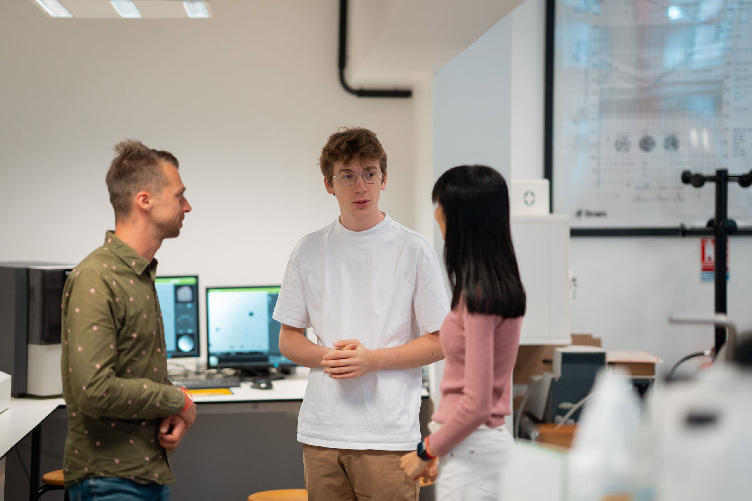 Students chatting on a room with computers