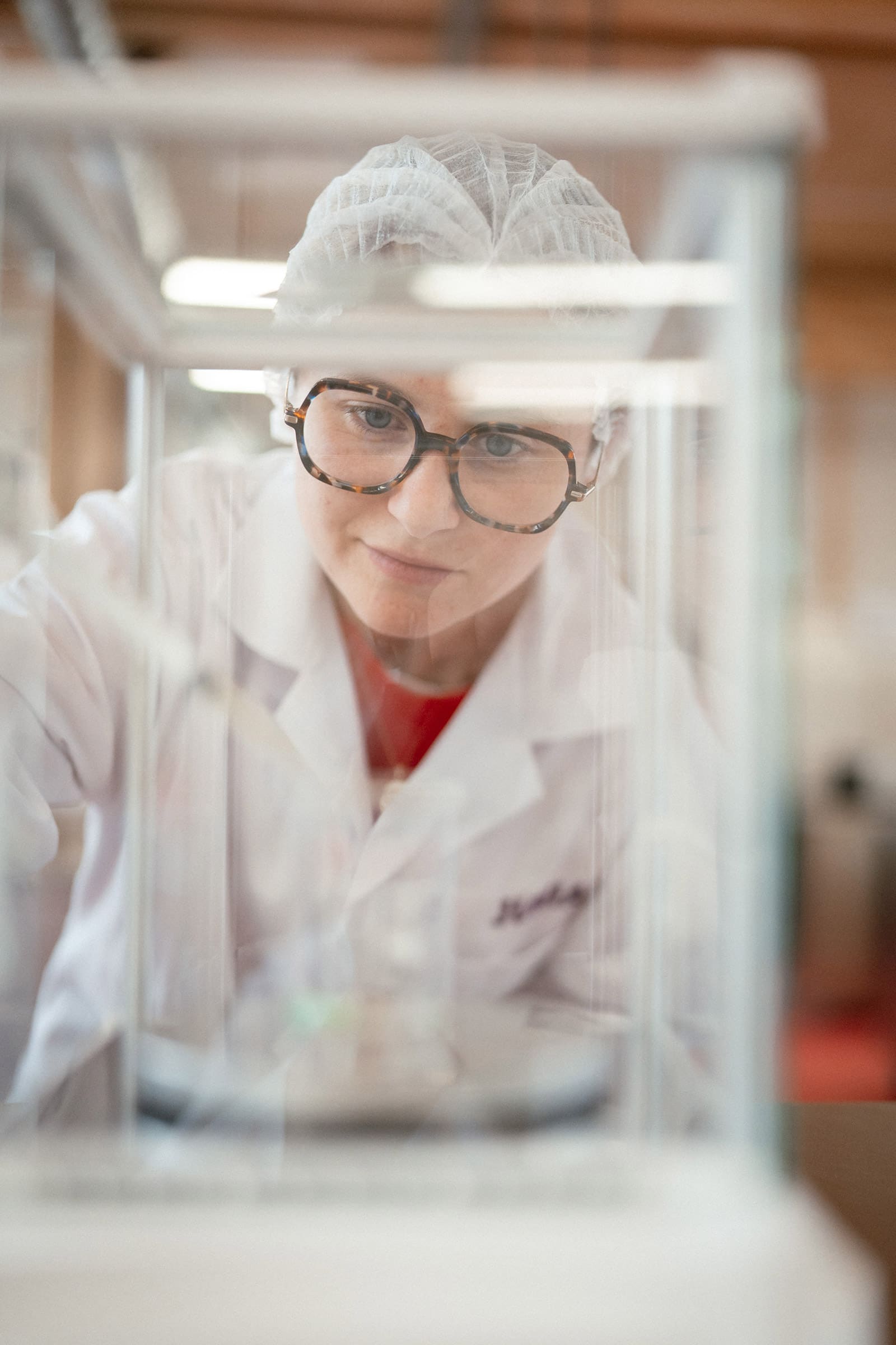 A student making analysis on the foodlab