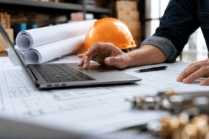 ordinateur dans un environnement de travaux