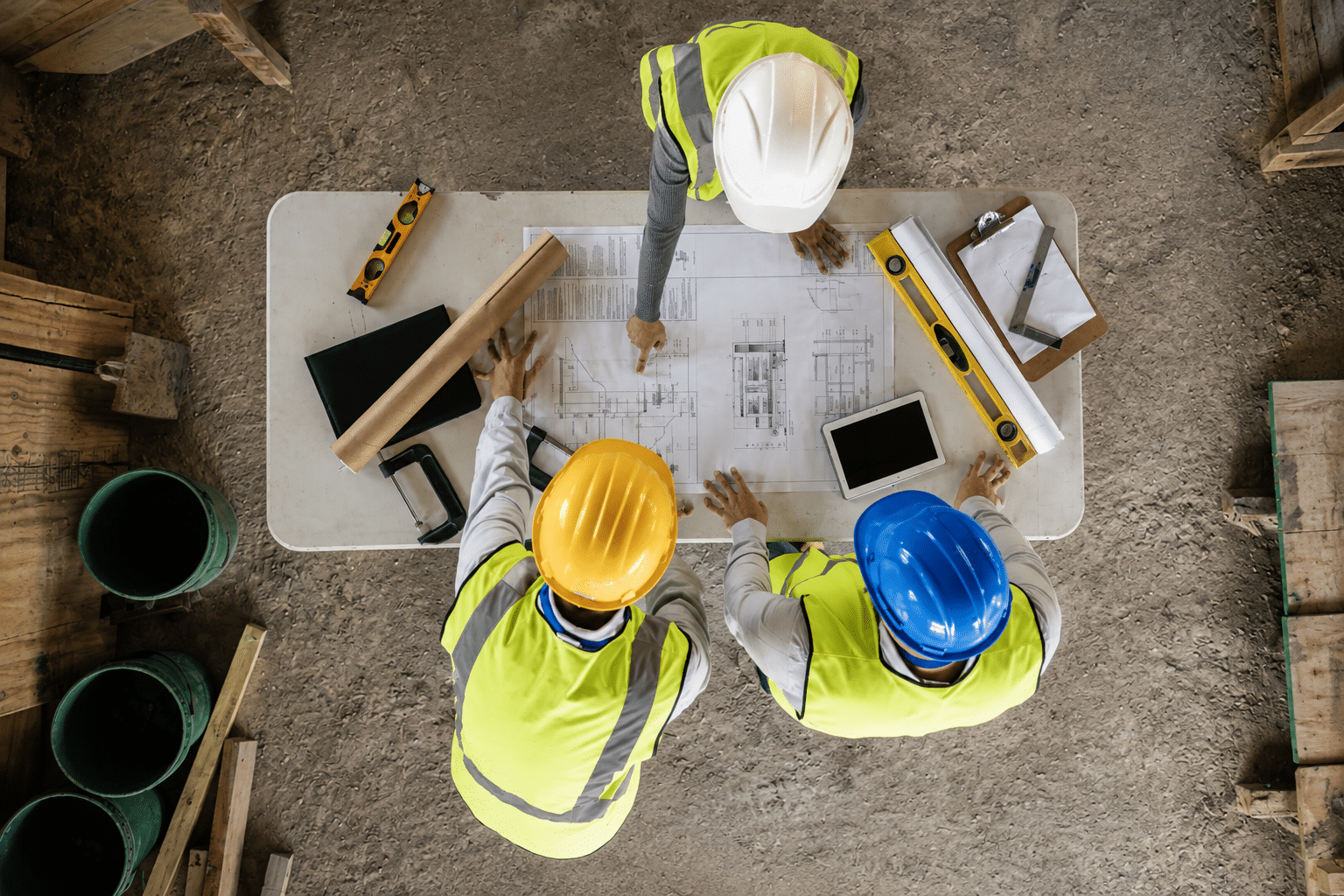 ouvriers sur un chantier de travaux publics