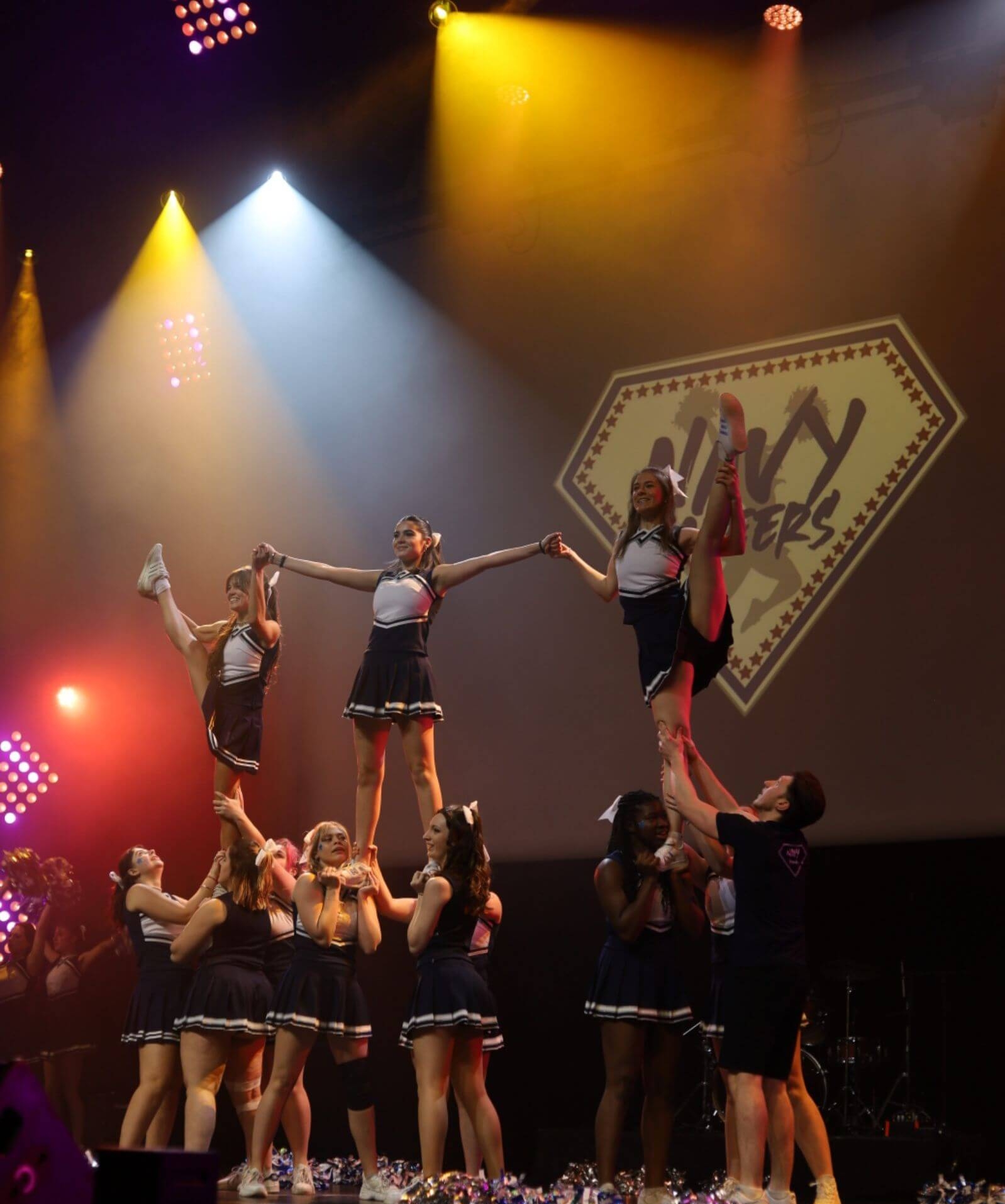 Une pyramide de cheerleaders par l'association Navy Cheers