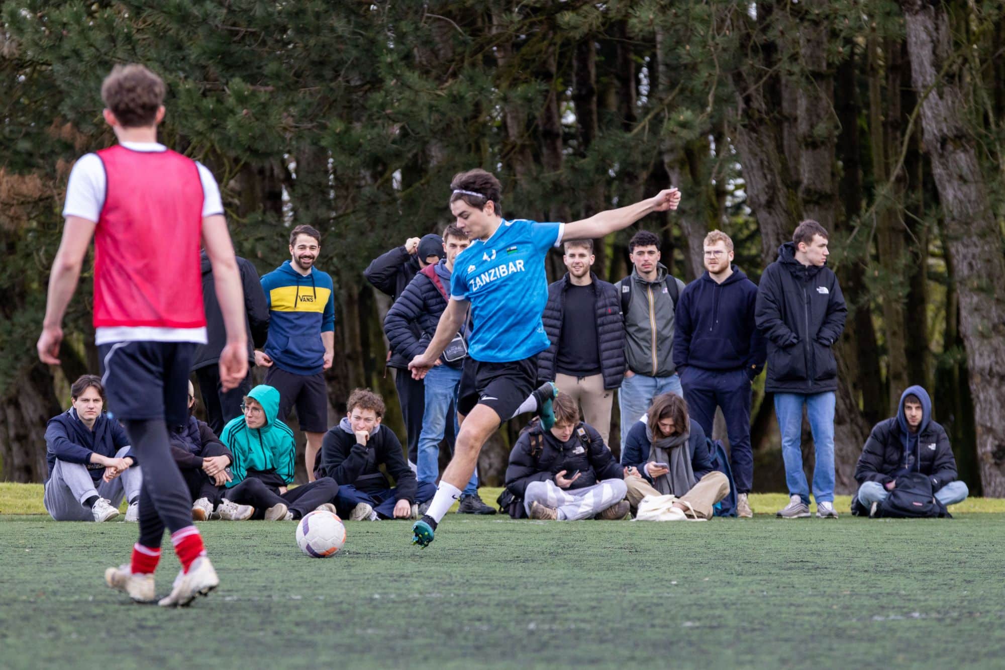 Un étudiant jouant au foot