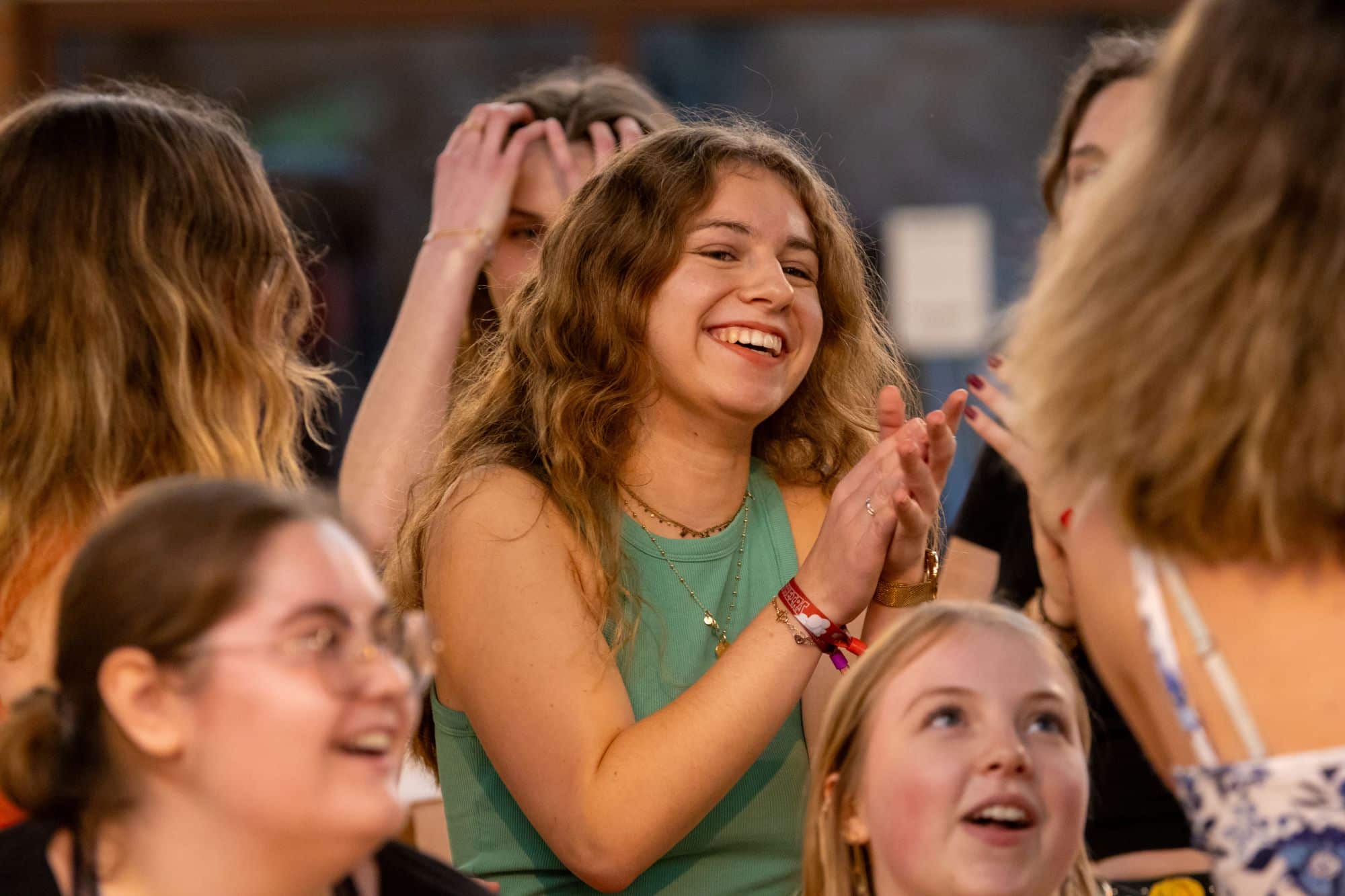 Une étudiante qui applaudit
