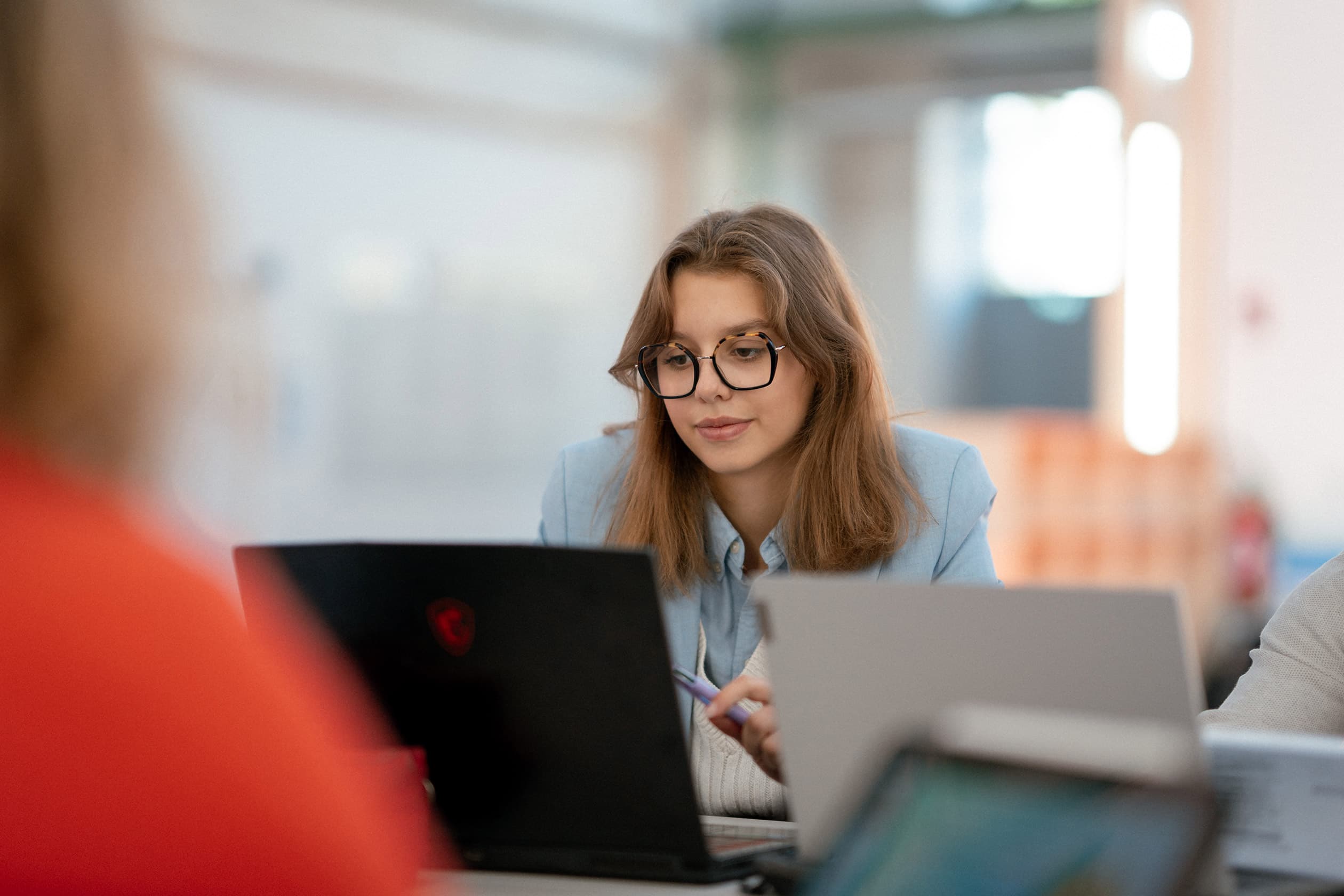 Une étudiante qui travaille sur son ordinateur