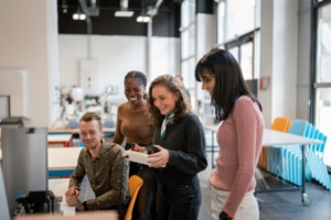 Des étudiants testent une machine
