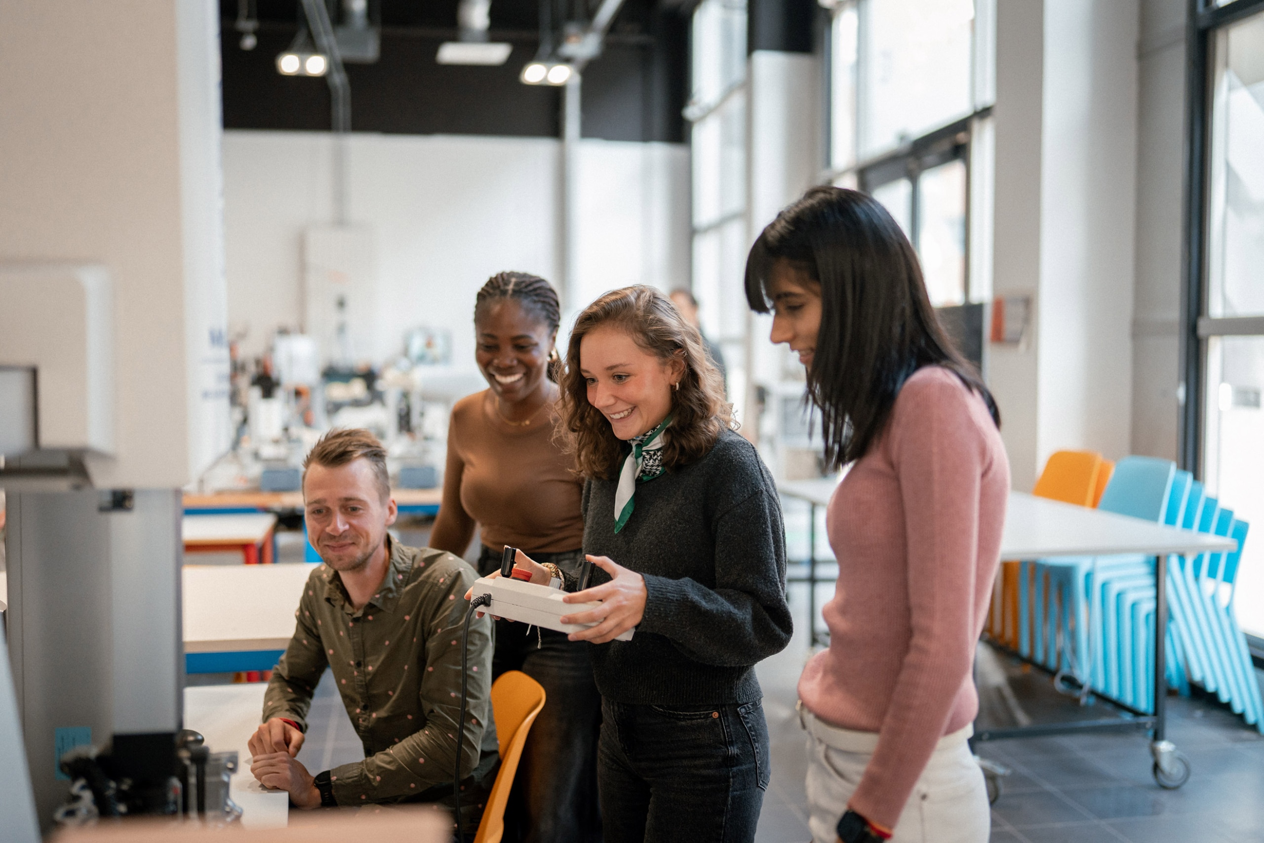 Des étudiants testent une machine