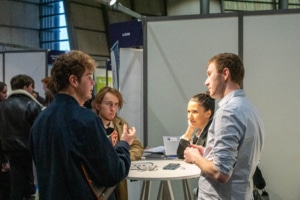 Un groupe de personnes discute