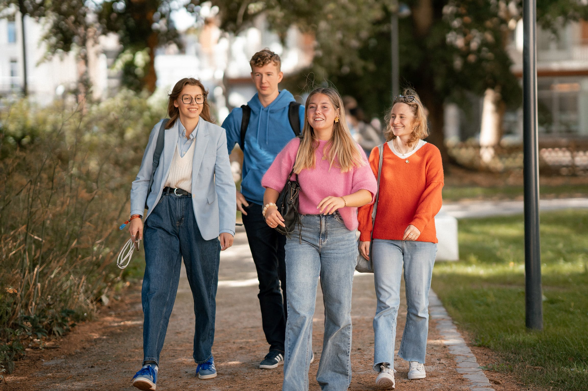 Un groupe d'étudiants marche à l'extérieur