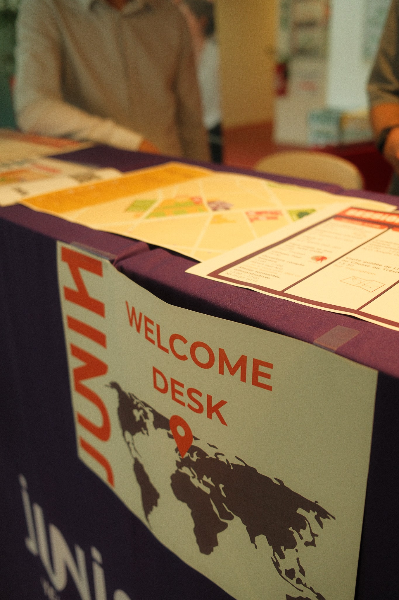 Un panneau indiquant "welcome desk"